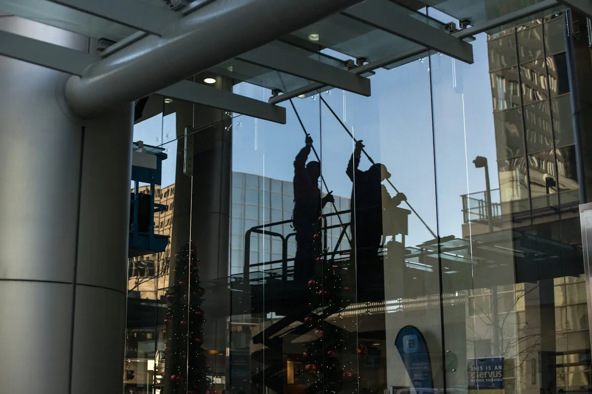 Moderne glassfasade med rene vinduer